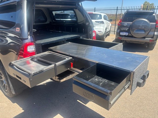 2020 Toyota Hilux HILUX 4x4 2.8L DSL D/C 6AT SR5 2L70350 001 Graphite