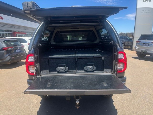 2020 Toyota Hilux HILUX 4x4 2.8L DSL D/C 6AT SR5 2L70350 001 Graphite