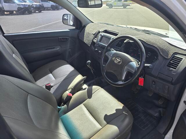 2014 Toyota Hilux 4x2 2.7L PET S/C/C M/T WORKMATE Glacier White
