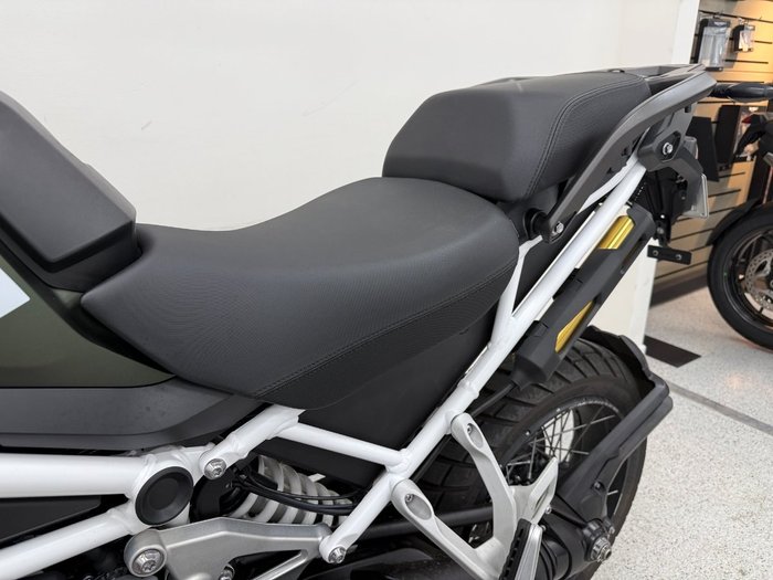 2024 Triumph TIGER 1200 RALLY PRO MATT KHAKI GREEN