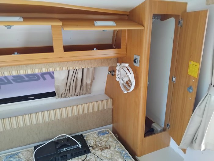 2013 Windsor 19.6Ft Couples Van Island Bed Separate Toilet And Shower