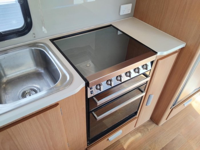 2013 Windsor 19.6Ft Couples Van Separate Toilet And Shower- Price Reduced