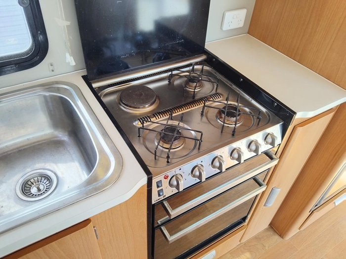 2013 Windsor 19.6Ft Couples Van Separate Toilet And Shower- Price Reduced