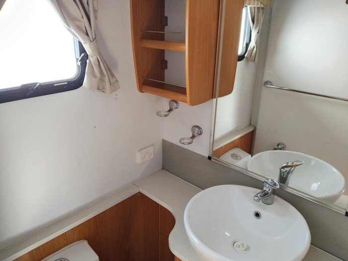 2013 Windsor 19.6Ft Couples Van Island Bed Separate Toilet And Shower