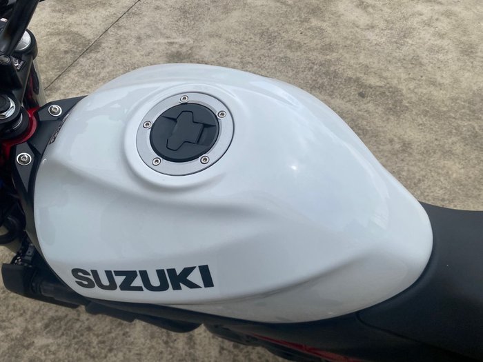 2022 Suzuki SV650 RED/WHITE