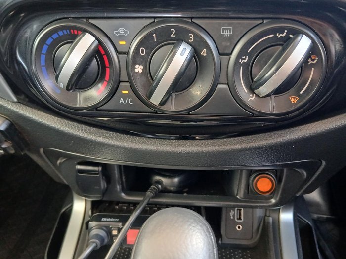 2022 Nissan Navara SL