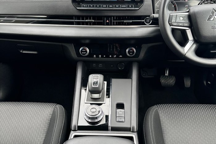 2024 Mitsubishi Outlander LS