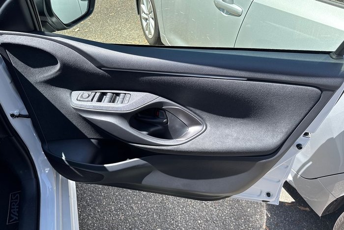 2025 Toyota Yaris SX Hybrid