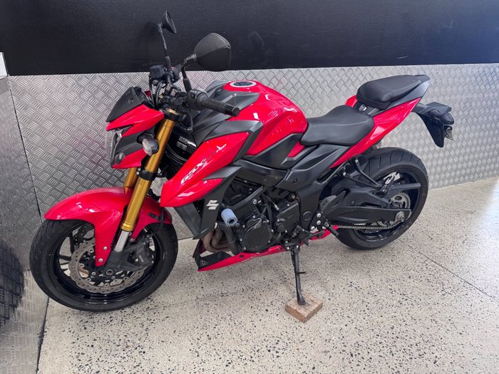 2017 Suzuki GSX-S750 RED