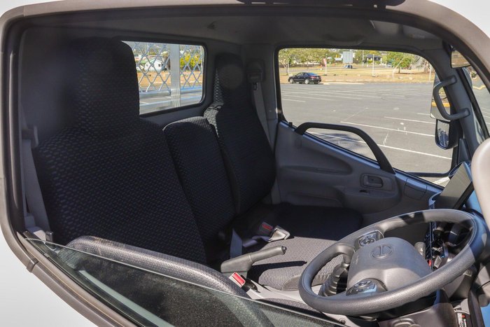 2025 Hino 616 Std Manual Alloy Tray White