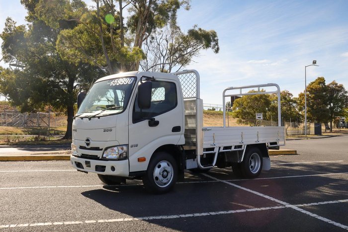 2025 Hino 616 Std Manual Alloy Tray White