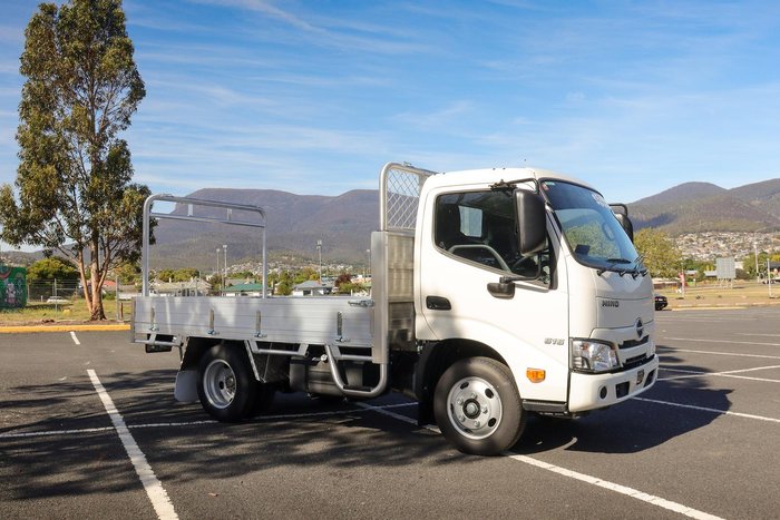2025 Hino 616 Std Manual Alloy Tray White