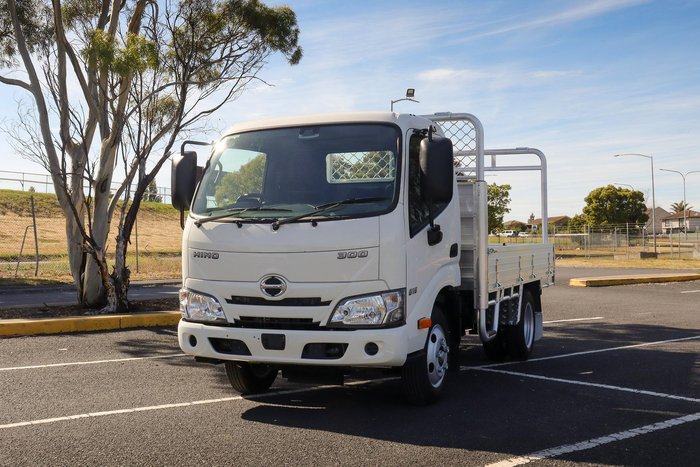2025 Hino 616 Std Manual Alloy Tray White