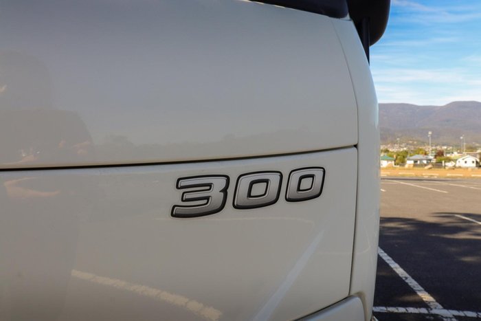 2025 Hino 616 Std Manual Alloy Tray White