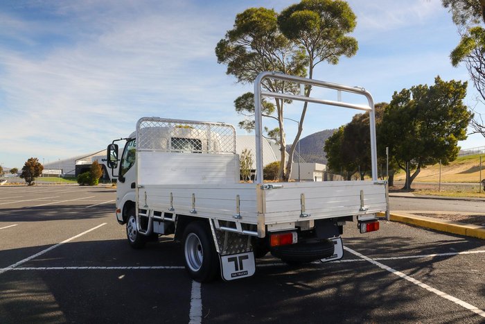 2025 Hino 616 Std Manual Alloy Tray White