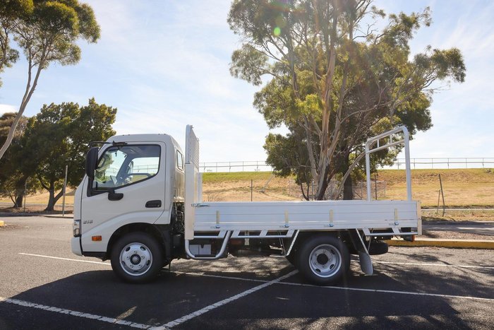 2025 Hino 616 Std Manual Alloy Tray White