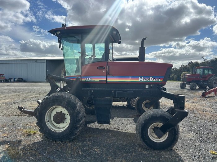 2002 MacDon 9352 Turbo Sp Swather & Macdon 972 25' Front
