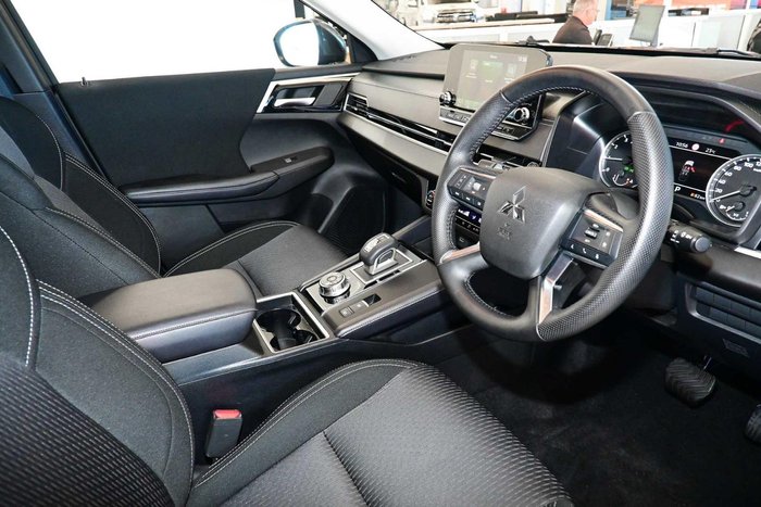 2025 Mitsubishi Outlander LS