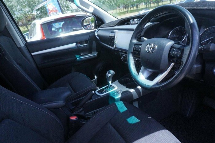 2023 Toyota Hilux SR5