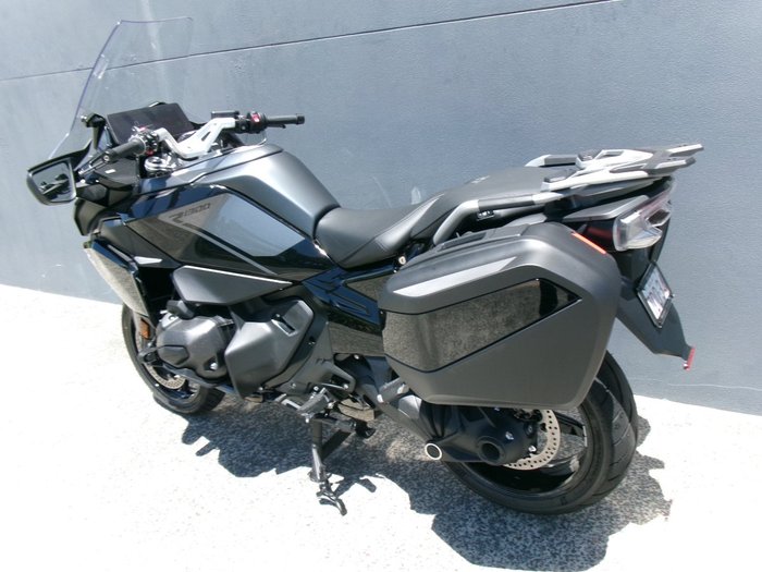 2026 BMW Motorrad R 1300 RT TRIPLE BLACK BLACK STORM METALLIC