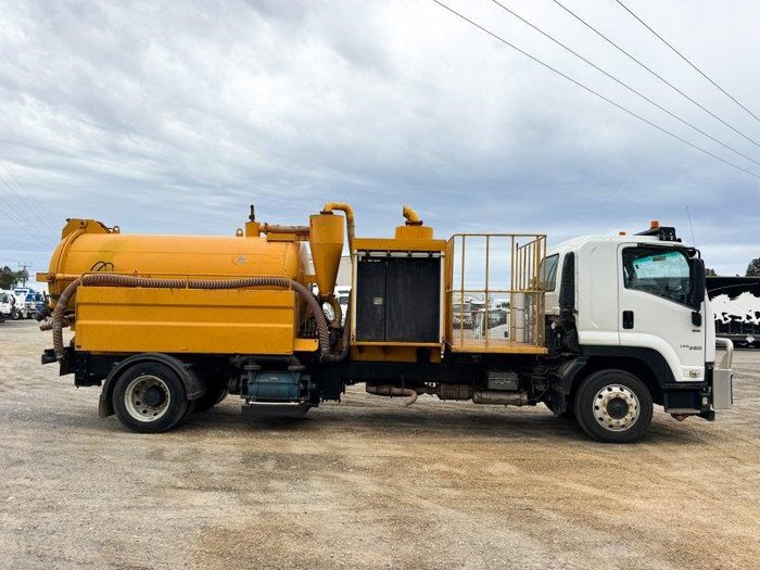 2018 Isuzu Ftr 150-260 4X2 Vac Truck