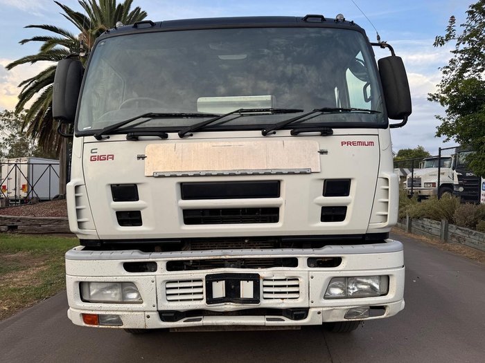 2011 Isuzu Cxy Giga WHITE