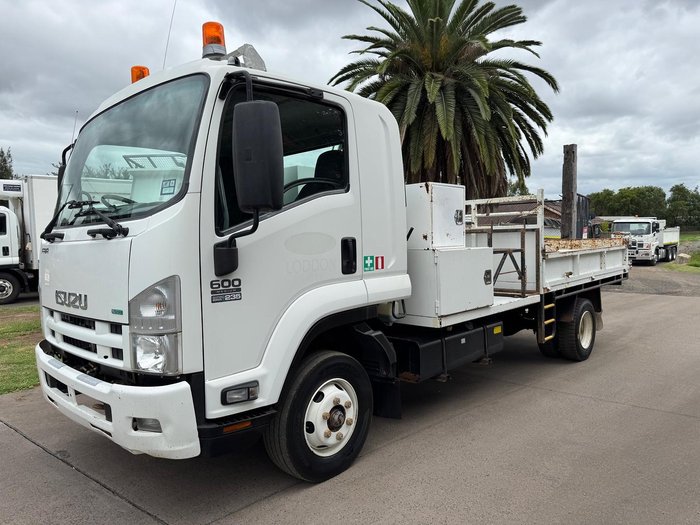 2013 Isuzu Frr 600 WHITE