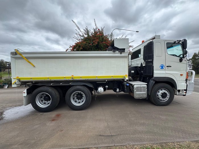 2011 Hino 700 Series SS2848 WHITE
