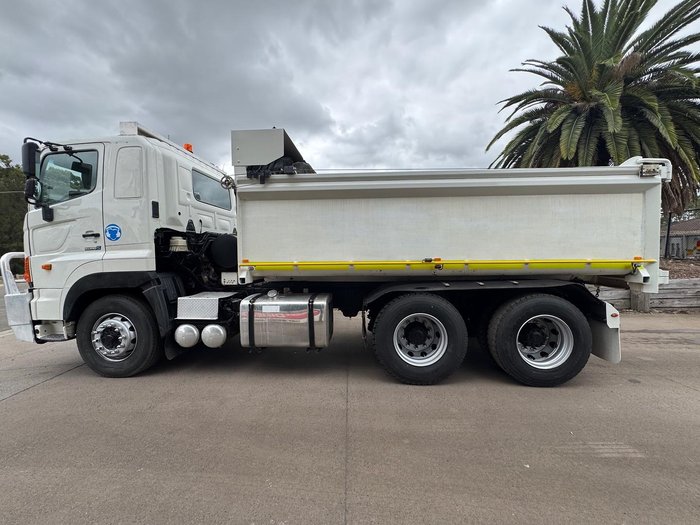 2011 Hino 700 Series SS2848 WHITE