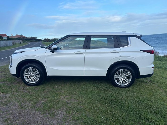 2022 Mitsubishi Outlander ES