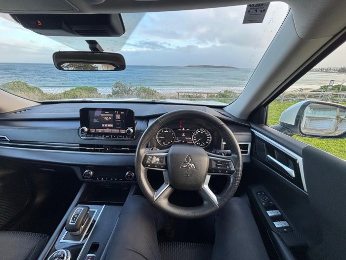 2022 Mitsubishi Outlander ES