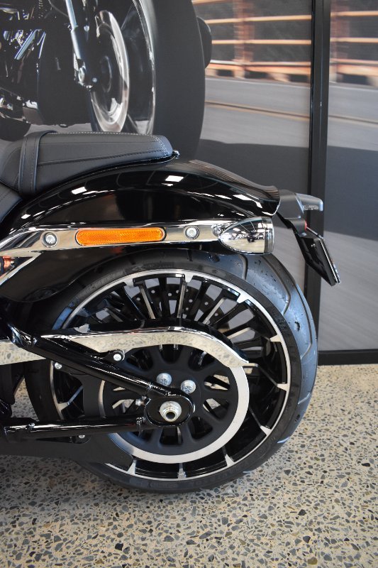 2025 Harley-davidson FXBR BREAKOUT (117) VIVID BLACK