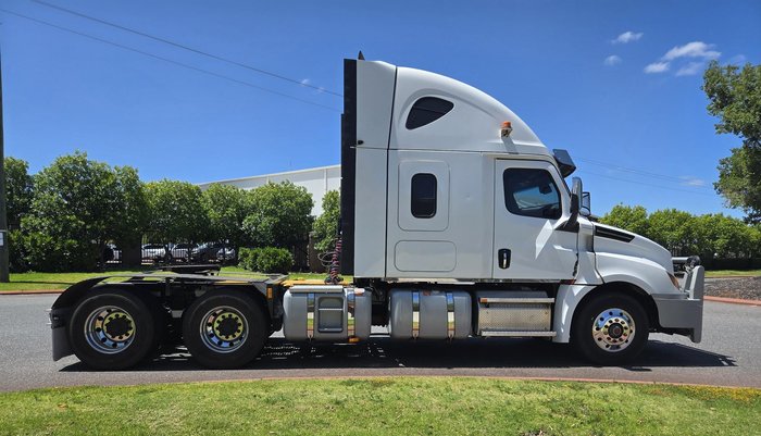 2021 Freightliner Cascadia WHITE