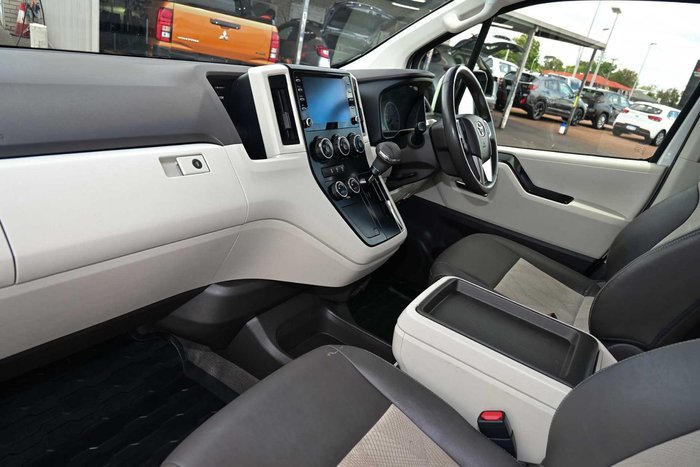 2022 Toyota Hiace Commuter GL