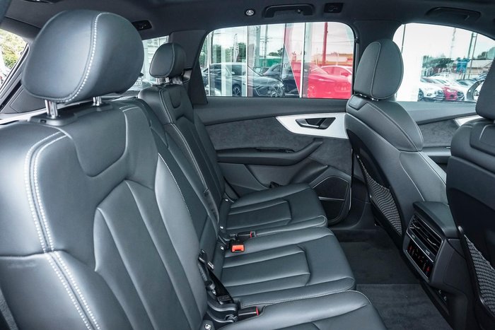 2025 Audi Q7 55 TFSI S line