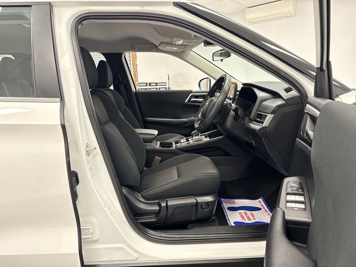 2023 Mitsubishi Outlander ES