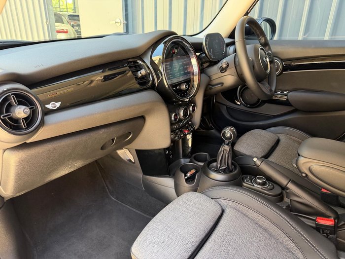 2021 MINI Hatch Cooper Classic F55 LCI-2 Pepper White