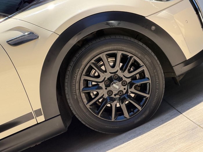 2021 MINI Hatch Cooper Classic F55 LCI-2 Pepper White