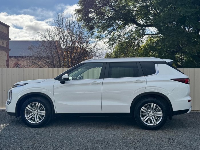 2022 Mitsubishi Outlander LS