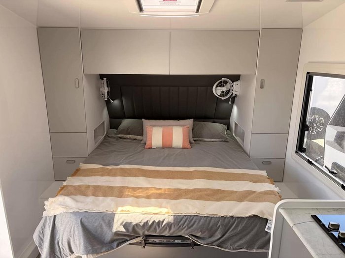 2025 Crusader My25 Musketeer Palace