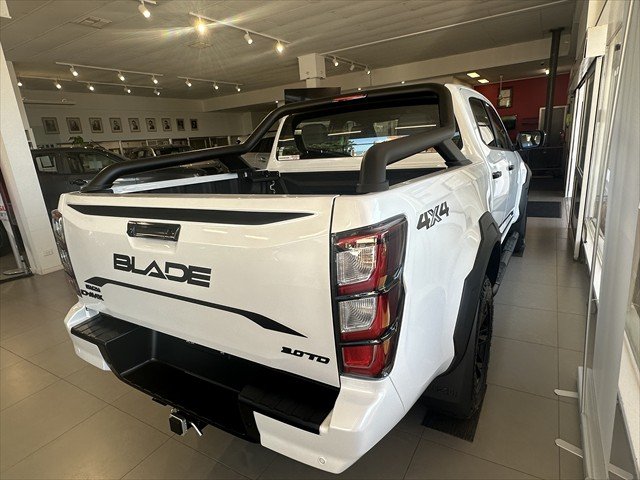 2025 ISUZU D-MAX BLADE