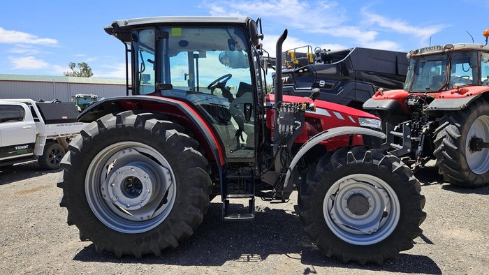 2022 Massey Ferguson 6712 Global Series Red