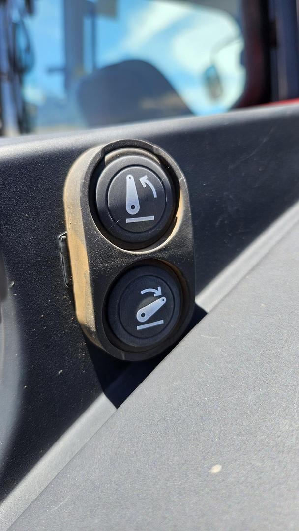 2022 Massey Ferguson 6712 Global Series Red