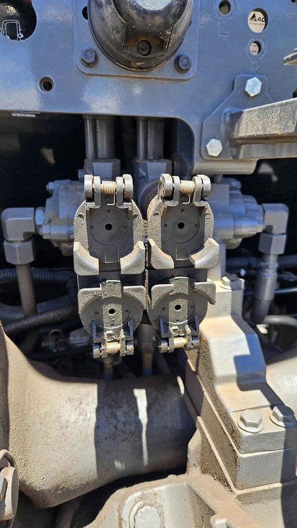 2022 Massey Ferguson 6712 Global Series Red