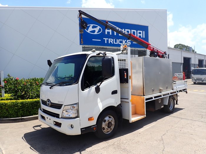 2017 HINO DUTRO 717