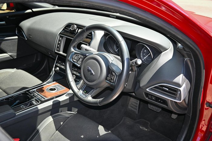 2015 Jaguar XE 25t R-Sport