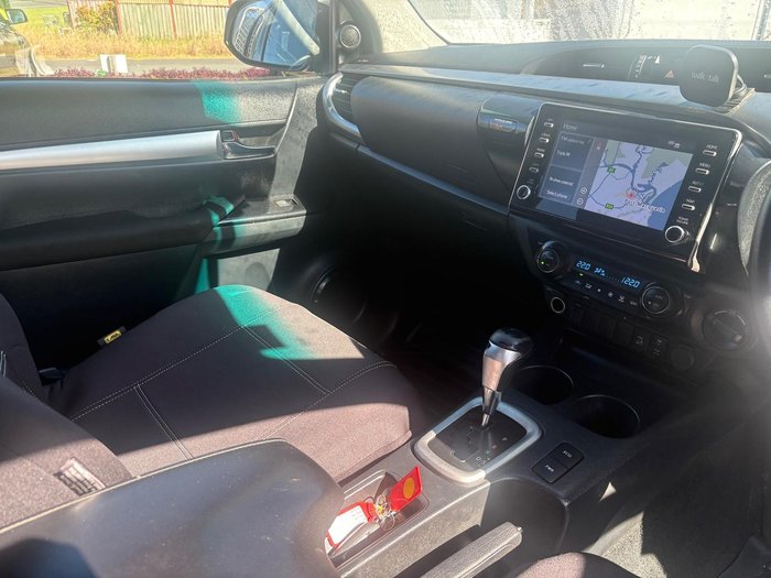 2022 Toyota Hilux SR5