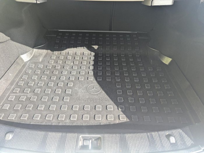 2011 Mercedes-Benz C-Class C250 BlueEFFICIENCY Avantgarde W204 MY11 Calcite white