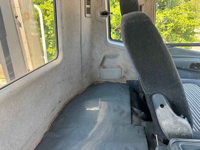 2003 Mitsubishi Fv 500 WHITE