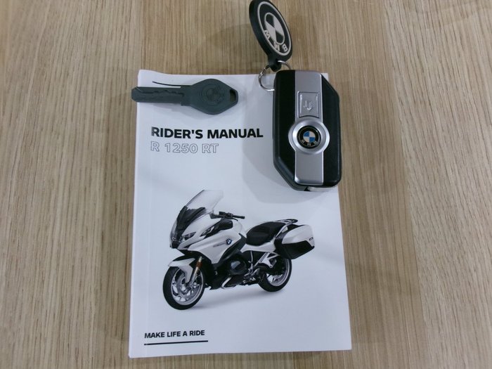 2024 BMW Motorrad R 1250 RT Alpine White 3